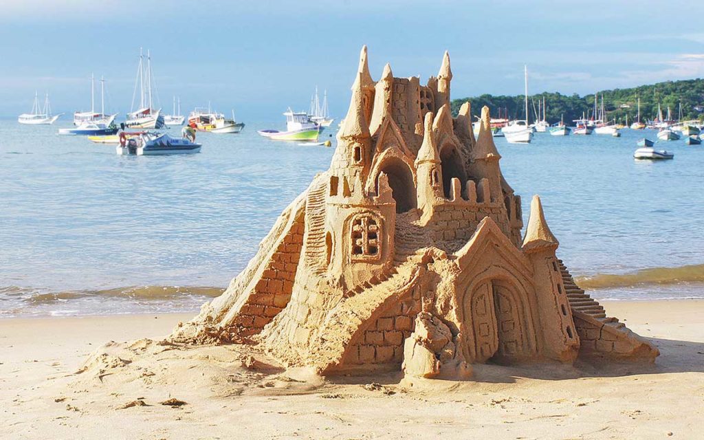 Make Sand Castle in the Beach: