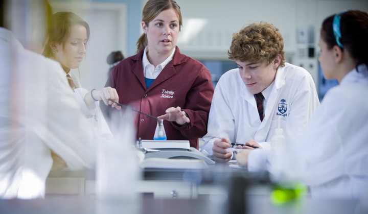 Students_in_chemistry_class