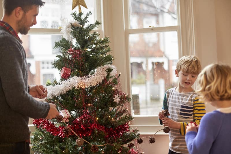 children-decorating-a-christmas